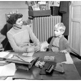 Méthode Freinet : l'apprentissage de l'imprimerie et la réalisation d'un journal scolaire. Un élève discute avec sa maîtresse.