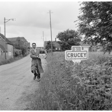 Crucey : L'instituteur transporte le matériel de sonorisation