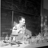Lycée-pilote mixte de Montgeron. Le professeur de physique-chimie pendant un T.P. de chimie.