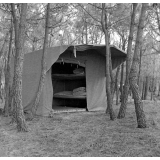 Ligue française de l'Enseignement : camp familial de vacances, l'intérieur d'une tente de camping