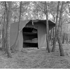 Ligue française de l'Enseignement : camp familial de vacances, l'intérieur d'une tente de camping