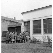 Ecole primaire de Labruguière : les élèves, de tous âges, regagnent leur salle de cours sous la surveillance du maître.