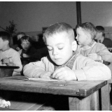 Ecole de garçons, rue Montcenis : exercice d'écriture dans la classe