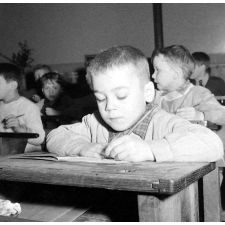 Ecole de garçons, rue Montcenis : exercice d'écriture dans la classe
