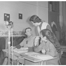 Classe de mal-entendants de Lestrade : les élèves, équipés d'écouteurs, effectuent des exercices de mathématiques.