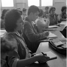Lycée-pilote mixte de Montgeron. Des élèves de classe de première pendant un cours.