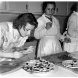 Collège d'enseignement technique pour jeunes filles. Le cours de cuisine. La fabrication d'un plat.