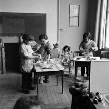 Ecole maternelle de Paris, l'enseignement ménager. L'apprentissage de la lessive et du repassage.