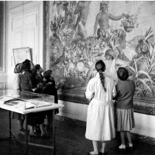 Musée d'Histoire de France : un groupe d'élèves observant une tapisserie