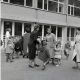 Rentrée scolaire : l'école maternelle de la rue Lamarck. Les parents accompagnent leurs enfants.