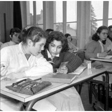 Collège d'enseignement technique pour jeunes filles. Deux élèves pendant un cours de couture.