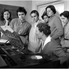 Lycée-pilote mixte de Montgeron. L'enseignement musical. Les élèves et leur professeur.