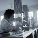 Lycée technique Jacquard : montage et réglage de contacteur disjoncteur. Elèves électriciennes de deuxième année.
