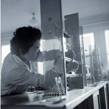 Lycée technique Jacquard : montage et réglage de contacteur disjoncteur. Elèves électriciennes de deuxième année.