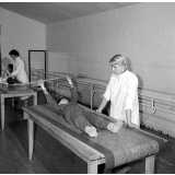 Centre de réadaptation fonctionnelle : la rééducation physique. Les exercices d'extension.