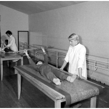 Centre de réadaptation fonctionnelle : la rééducation physique. Les exercices d'extension.