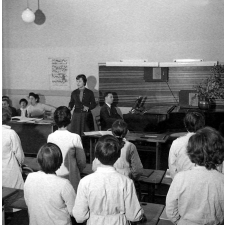 Enseignement musical : la leçon de chant au lycée La Fontaine.