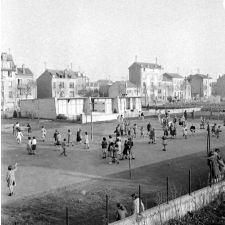 Groupe scolaire intercommunal, Nancy : la cour des filles à l'heure de la récréation. 