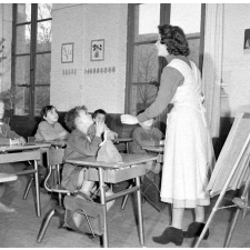 Classe de mal-entendants de Lestrade : la maîtresse devant ses élèves. La lecture labiale.