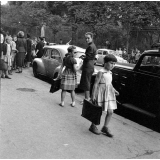 Rentrée scolaire, 1956 : élèves et parents dans la rue