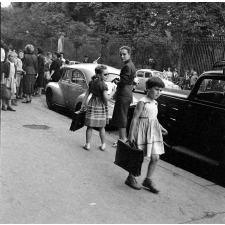 Rentrée scolaire, 1956 : élèves et parents dans la rue