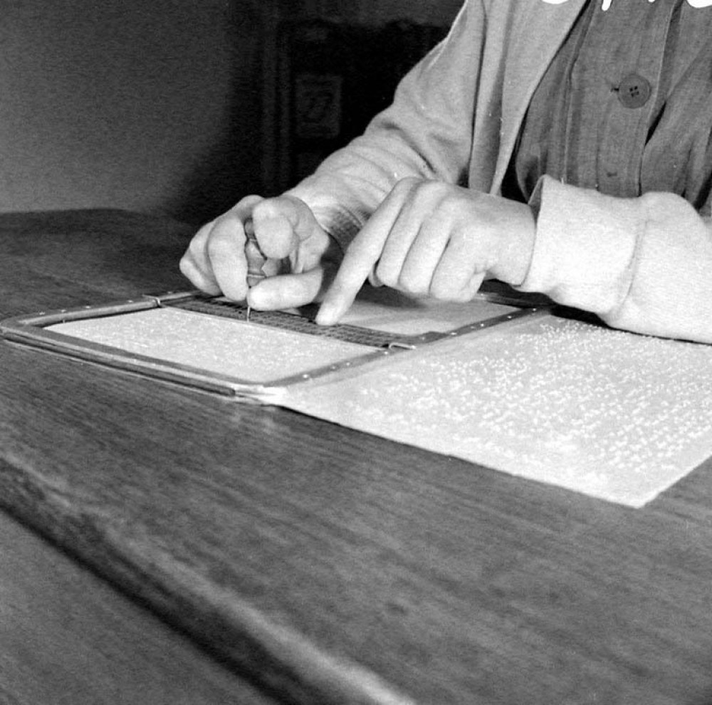 Institut départemental des Aveugles de la Seine (Ecole Braille).
 L'enseignement destiné aux aveugles. L'apprentissage de la lecture en braille.