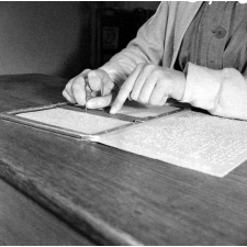 Institut départemental des Aveugles de la Seine (Ecole Braille).
L'enseignement destiné aux aveugles. L'apprentissage de la lecture en braille.