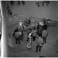 Enseignement audio-visuel. Enregistrement d'une émission médicale au studio rue Cognacq-Jay. Un squelette illuminé sur le plateau.