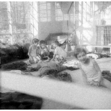 Ecole de plein air : lecture sur le sol : au milieu des vêtements : avant la visite médicale
