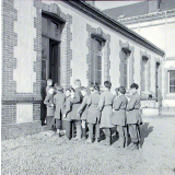 Ecole primaire. Les élèves, en rang dans la cour, avant leur entrée en classe.