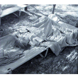 Ligue française de l'Enseignement : camp familial de vacances, la sieste.
