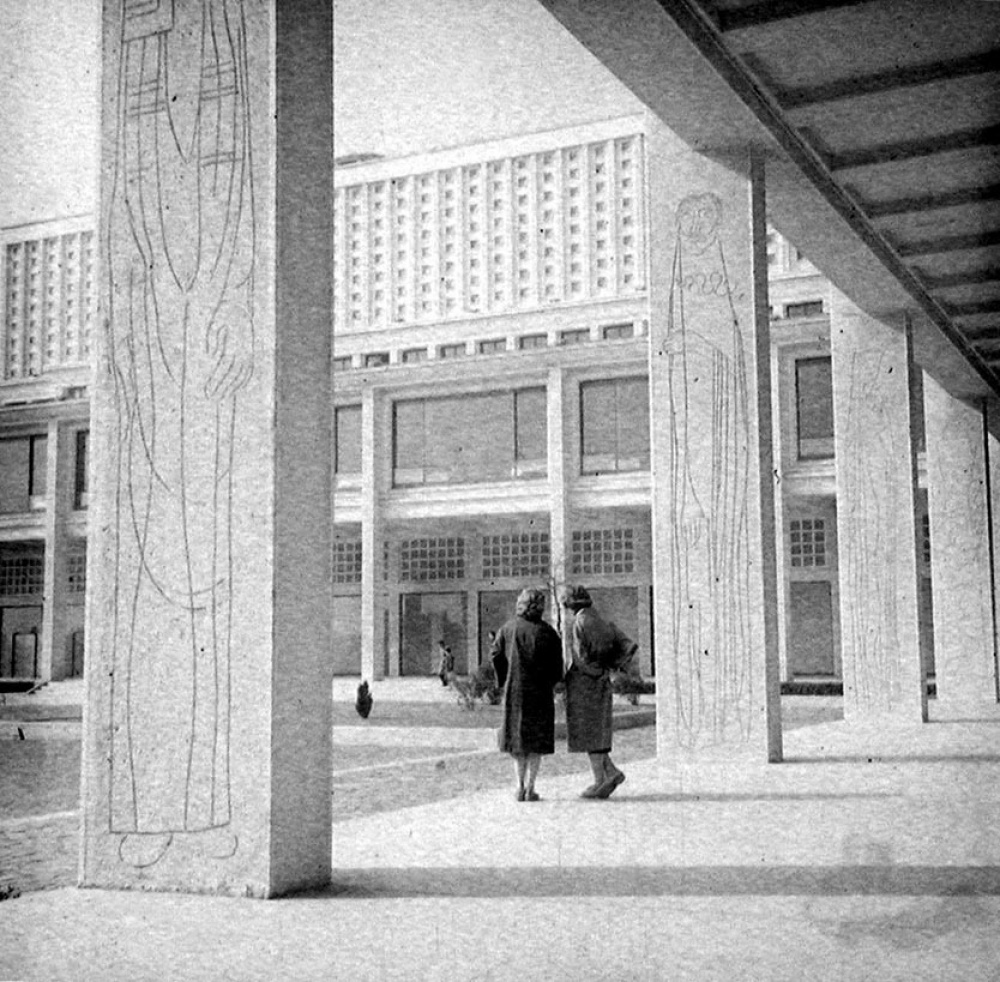 Université de Caen : La décoration des piliers de galerie