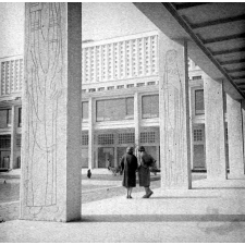 Université de Caen : La décoration des piliers de galerie