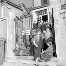 Voyage scolaire en Allemagne : Auberge de jeunesse de Namur : Les jeunes devant la grille d'entrée
