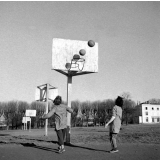 Lycée-pilote mixte de Montgeron. Deux élèves s'entraînent au lancer de ballon de basket.