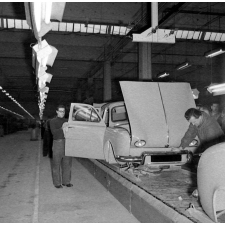 Régie Renault : la chaîne de montage des Dauphines
