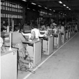 Régie Renault : la chaîne de montage des Dauphines: les couturières