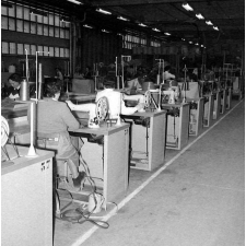 Régie Renault : la chaîne de montage des Dauphines: les couturières