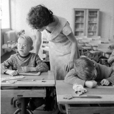 Ecole primaire Clemenceau-Oudinot : classe spéciale pour enfants amblyopes. L'institutrice aide les jeunes élèves.