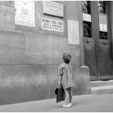 Rentrée scolaire : Petite fille devant son école