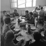 Institut médico pédagogique de Montlignon : Repas des élèves : Réfectoire