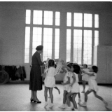 Enseignement musical et initiation rythmique, école maternelle : des élèves apprennent des pas de danse.