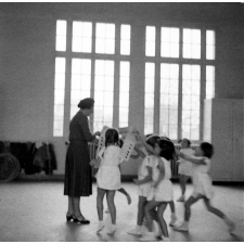 Enseignement musical et initiation rythmique, école maternelle : des élèves apprennent des pas de danse.