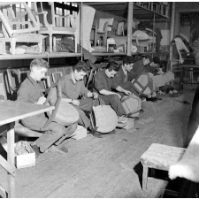 Ecole Boulle, ébénisterie : réfection de sièges, les tapissiers
