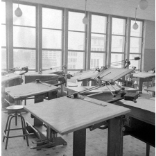 Architecture scolaire Abraham, Ecole Nationale d'enseignement technique : une classe de dessin industriel. Les pupitres des élèves.