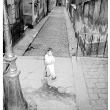 Ceux qui ne partent pas en vacances : enfants à Montmartre en été