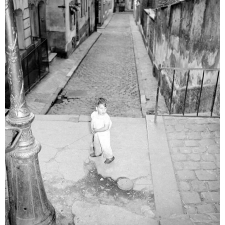 Ceux qui ne partent pas en vacances : enfants à Montmartre en été