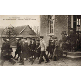 La Normandie - La C.P.A. - 19 - Le Neubourg - Sortie de l'Ecole des Garçons.