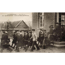 La Normandie - La C.P.A. - 19 - Le Neubourg - Sortie de l'Ecole des Garçons.