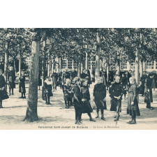 Pensionnat Saint-Joseph de Bucquoy - La Cour de Récréation.
